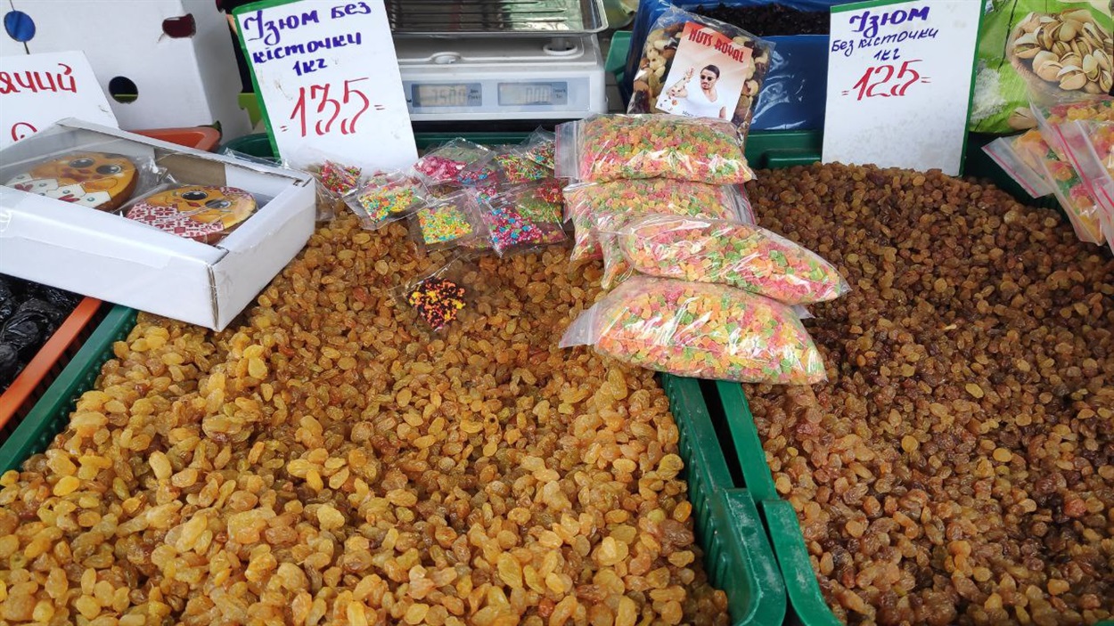 Родзинки, цукати, посипка