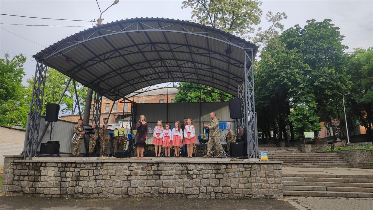 Виступають дівчата із Первомайської гімназії № 5