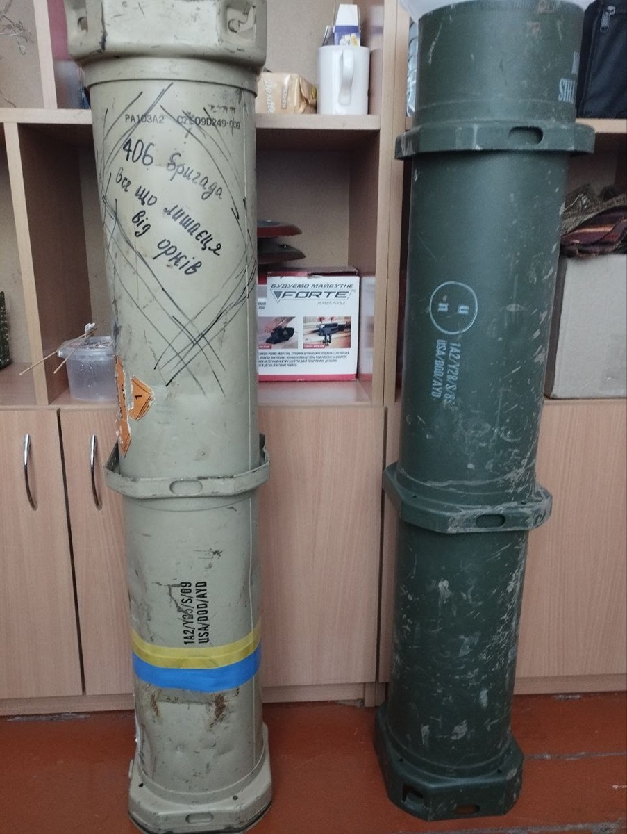 Тубуси від снарядів 155 мм калібру, отримані від 406 батальйону морської піхоти 