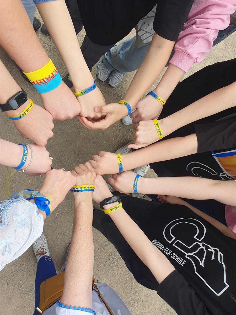 Підтримуємо наших закордонних друзів-волонтерів і патріотичні браслети, які українська дітвора в Берліні одягає на свої рученята, є яскравим доказом тому