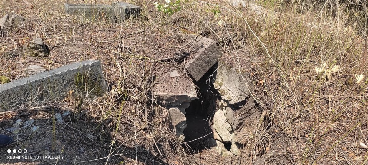 Вхід до родинного склепу