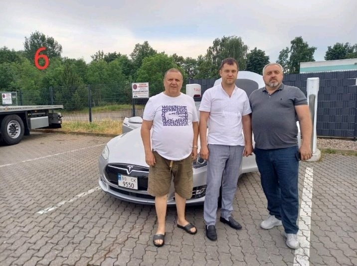 На фото – червень 2023 року. Амстердам, Нідерланди. Після Міжнародної тепличної виставки GreenTech- 2023 виїжджаємо на авто Tesla. До Києва 2500 км