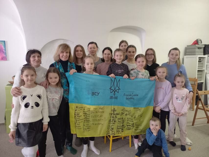 Українці у Чехії із прапором, який передали військові
