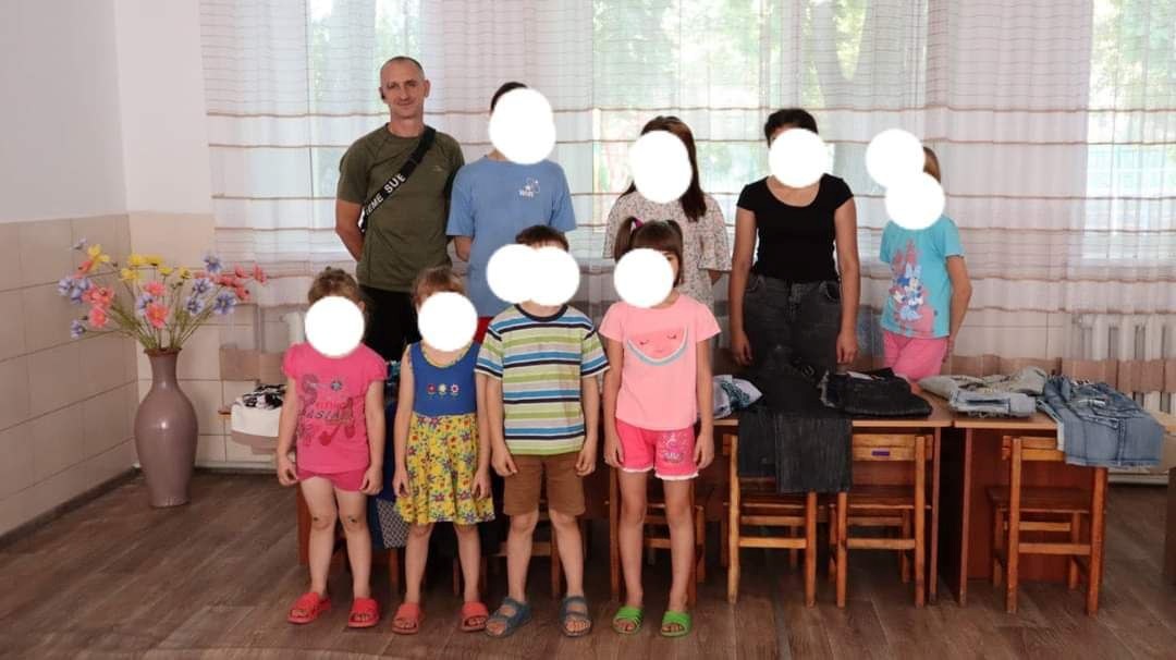Волонтер Ігор Будак із дітками