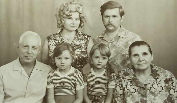 Сергій та Катерина Різникові з донькою Валентиною, її чоловіком Анатолієм та онучками