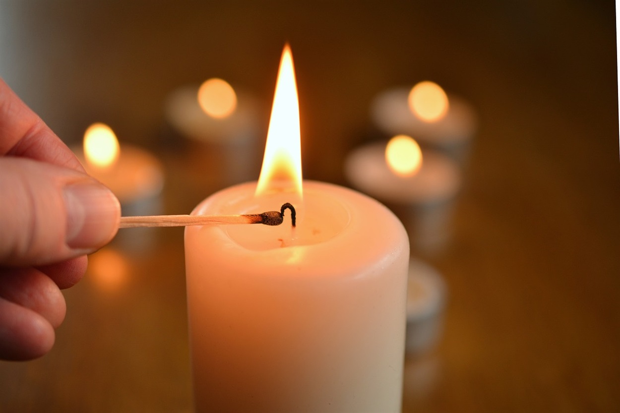 У Велесову ніч запалюють свічку
