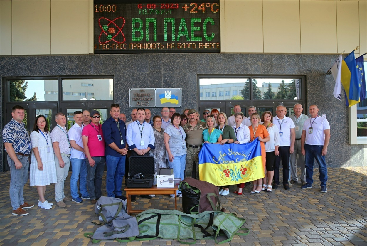 Колективне фото на згадку під час чергової передачі допомоги військовим