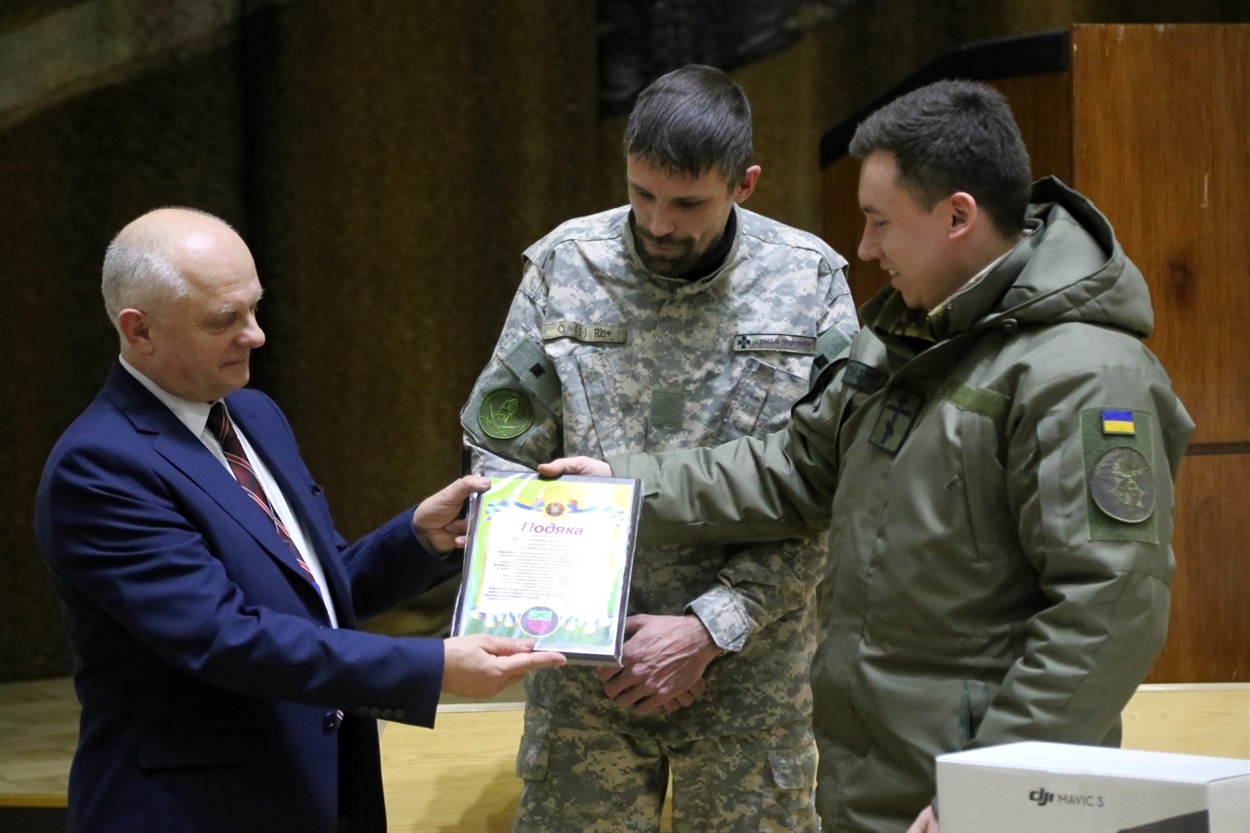 Координатор акції «Допомога захисникам України» Валерій Кичак отримує від військових подяку колективу ВП ПАЕС