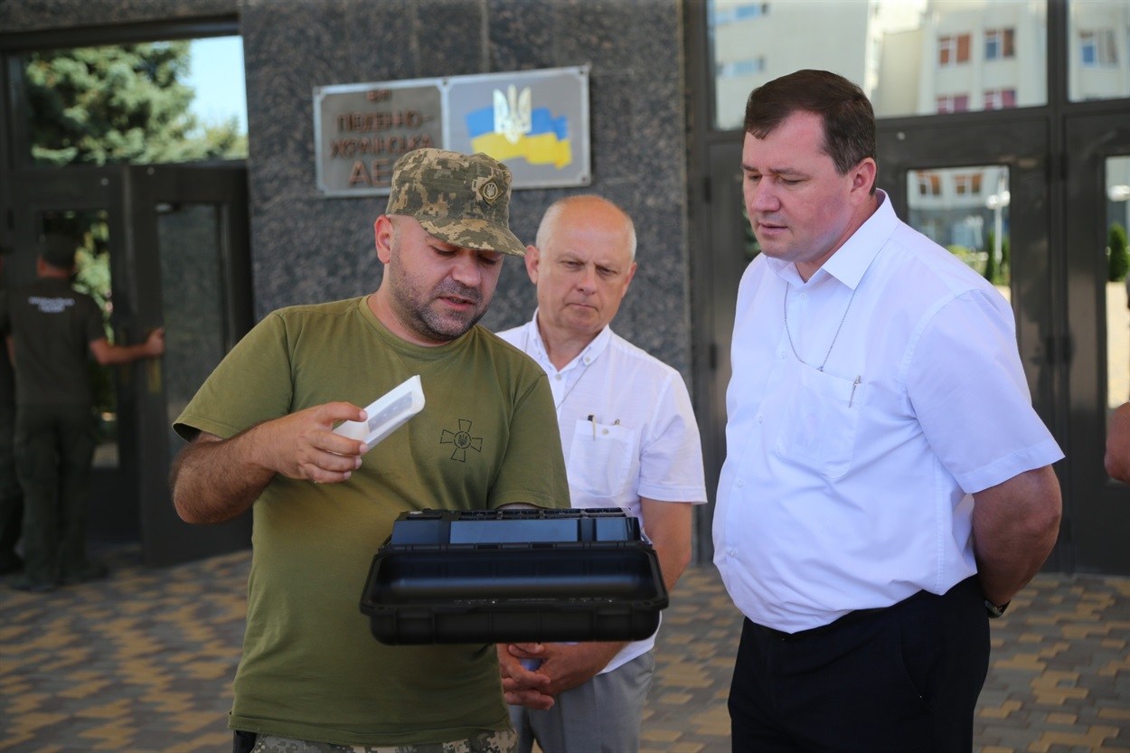 Генеральний директор ВП ПАЕС Ігор Полович (на фото праворуч) обговорює з військовим характеристики обладнання, придбаного за замовленням його підрозділу