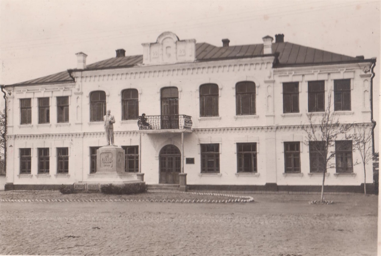 Фото із ювілейного випускного альбому педагогічного училища 1948 року