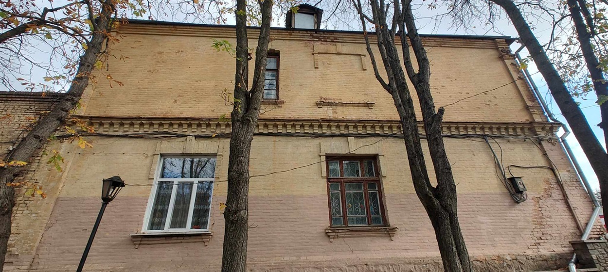 Необхідно відновити історичний розріз вікон. Із торця будівлі збереглося автентичне вікно