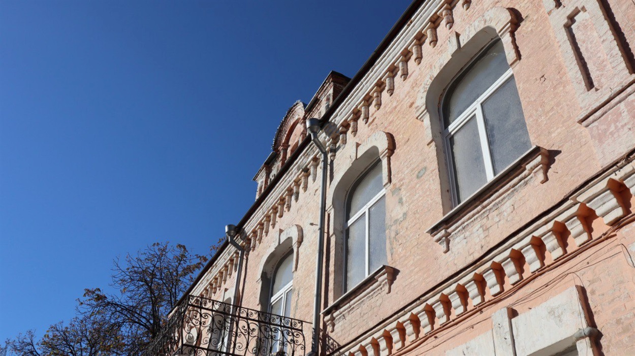 З'явилися водостічні труби посередині фасаду