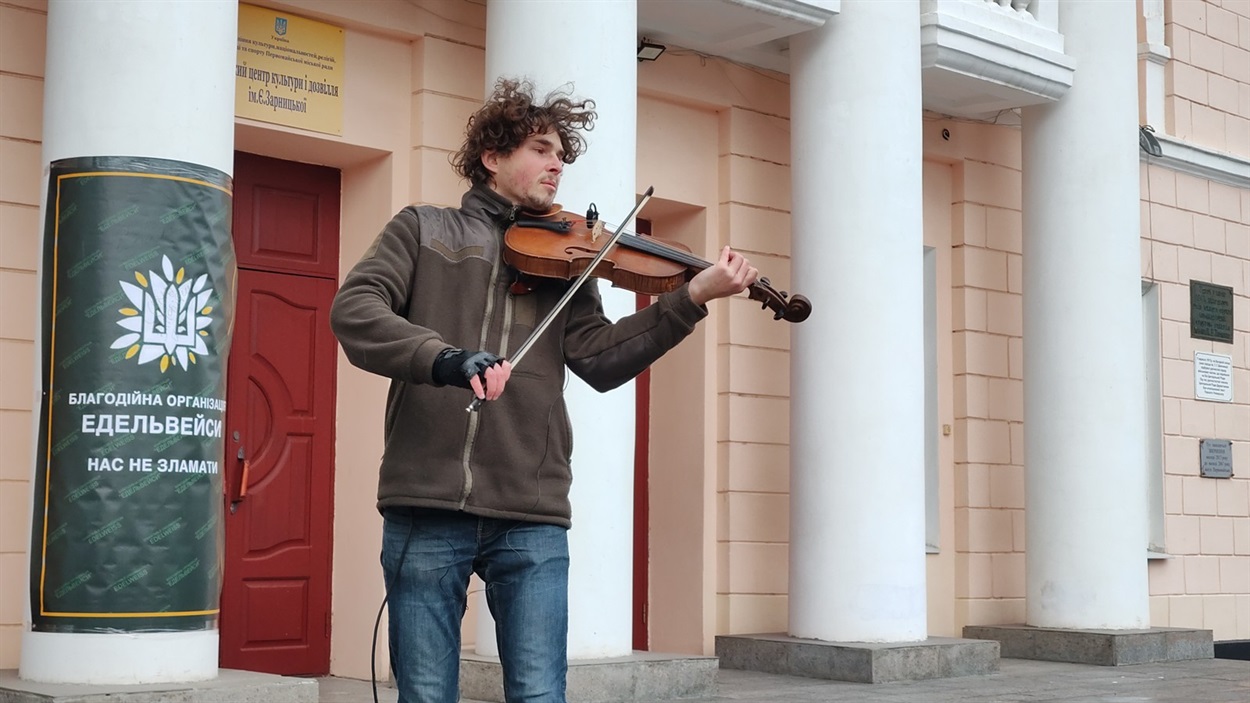 Олександр O'viola грає на центральній площі Первомайська