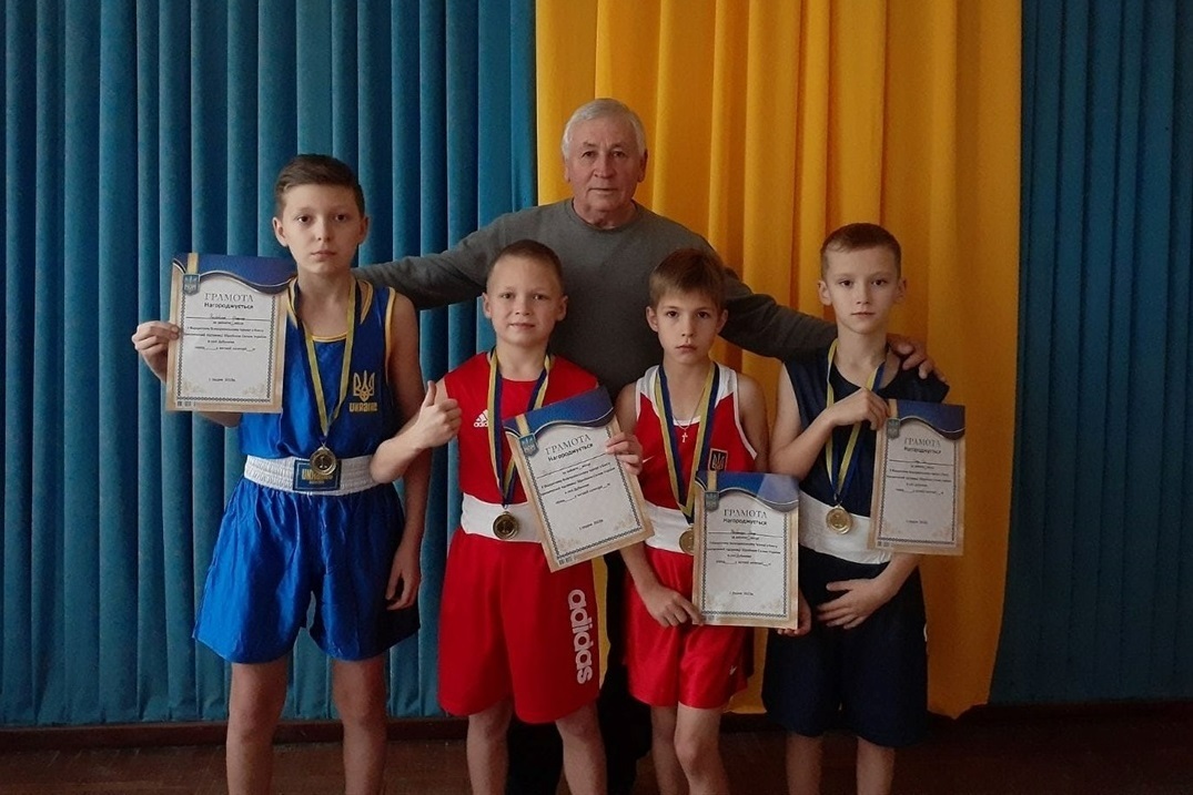 вихованці ДЮСШ та тренер Юрій Нерубальщук