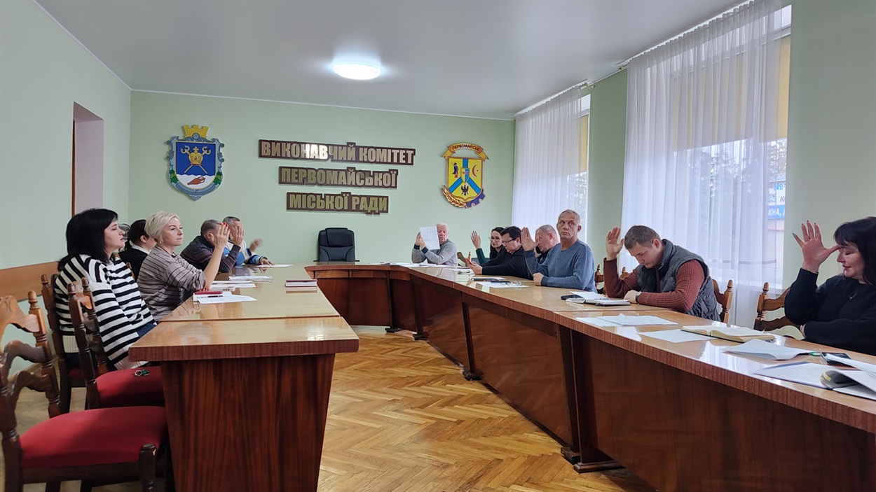 Члени комісії із топоніміки у Первомайську голосують