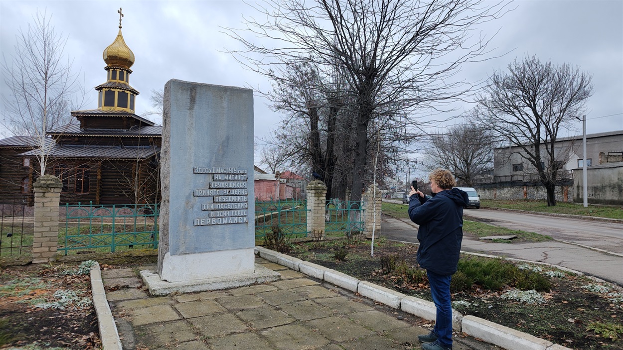 Біля монументу