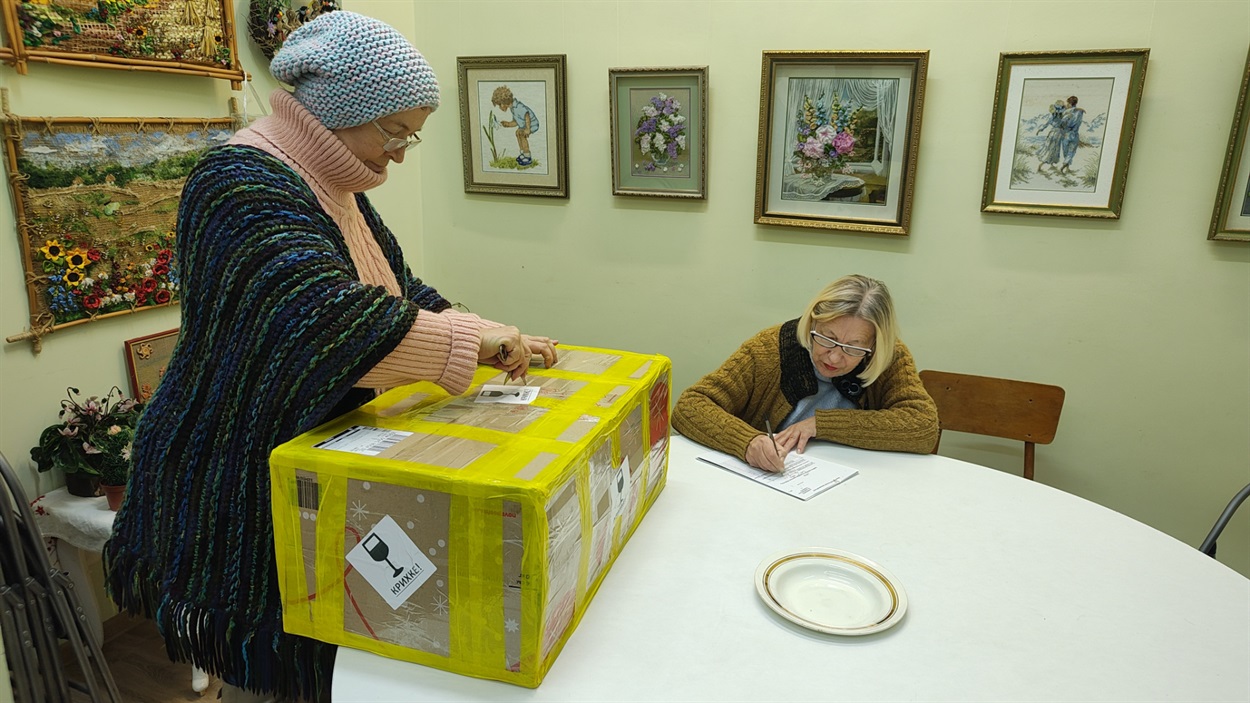 Розпаковка посилки в музеї