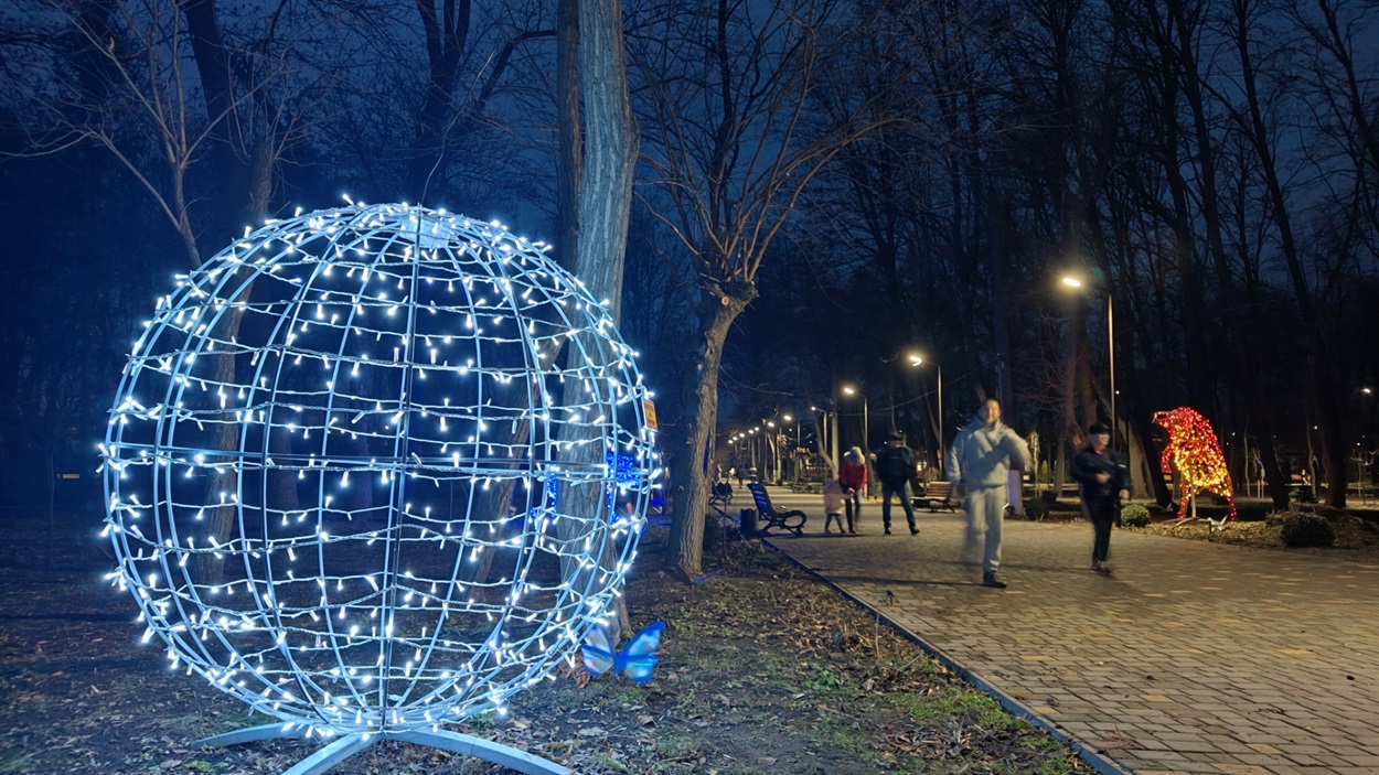 У міському парку ввечері