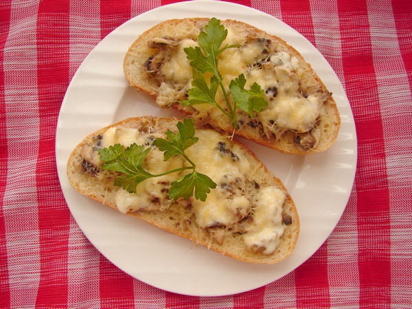Гарячі канапки з грибами
