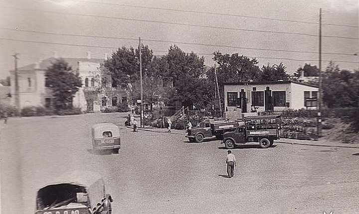 Дійсно, на цьому фото часи раніші. Але місце все ж таки те саме, лиш з іншого ракурсу. Це також біля медколеджу. Допомогли розібратись краєзнавці. Бо початково нам здалось, що якраз ця світлина зроблена біля залізничного вокзалу.