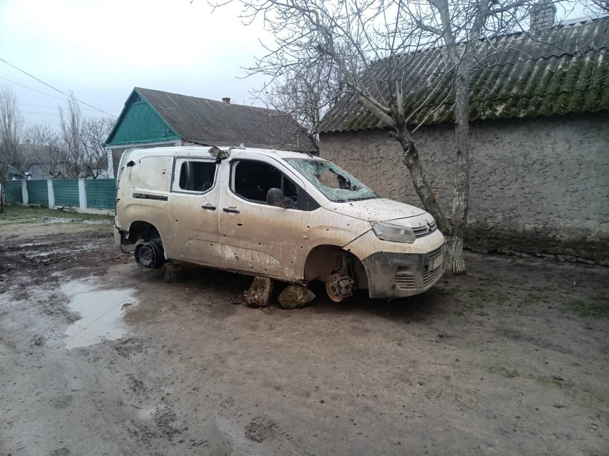 Автівка, на якій захисниця потрапила під ворожий обстріл