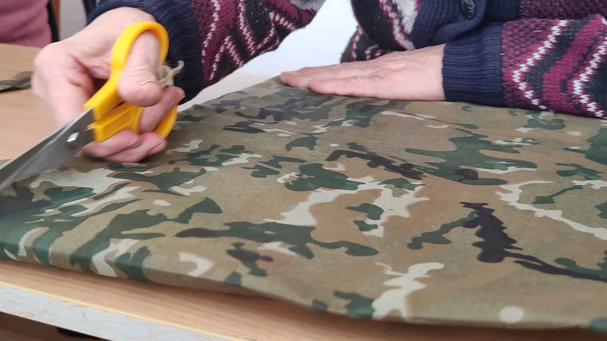 Нарізання тканини вручну