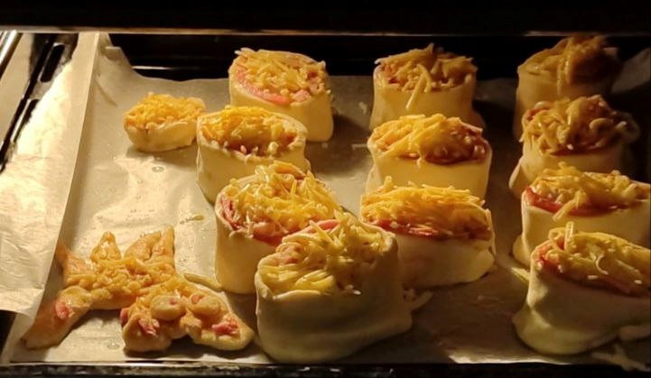 Булочки з ковбасою та сиром