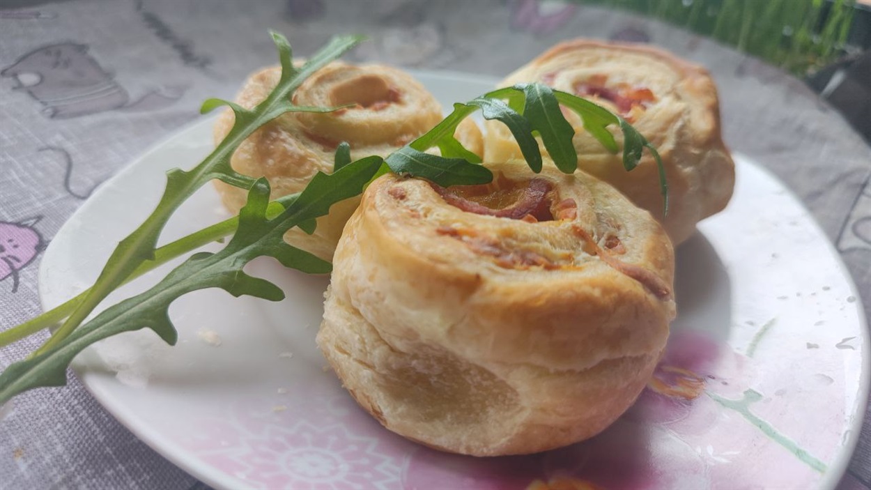 Листкові булочки з ковбасою і сиром