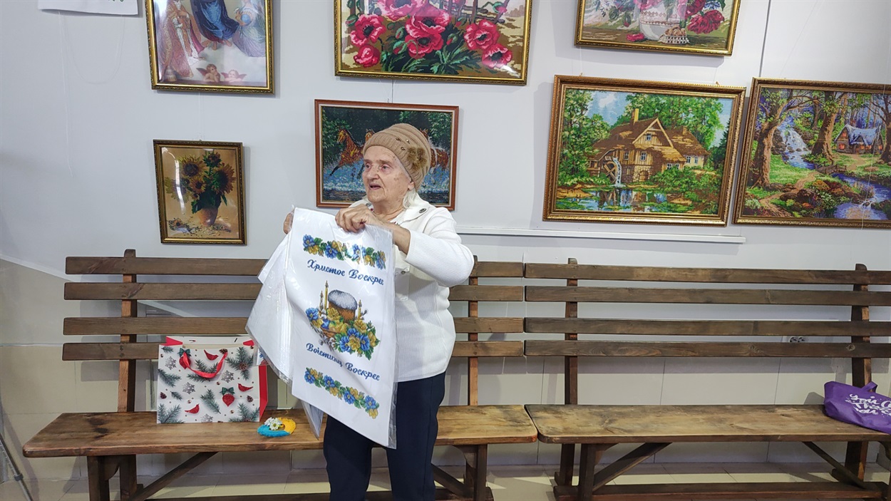 Пані Людмила вишиває рушники, картини, подушечки