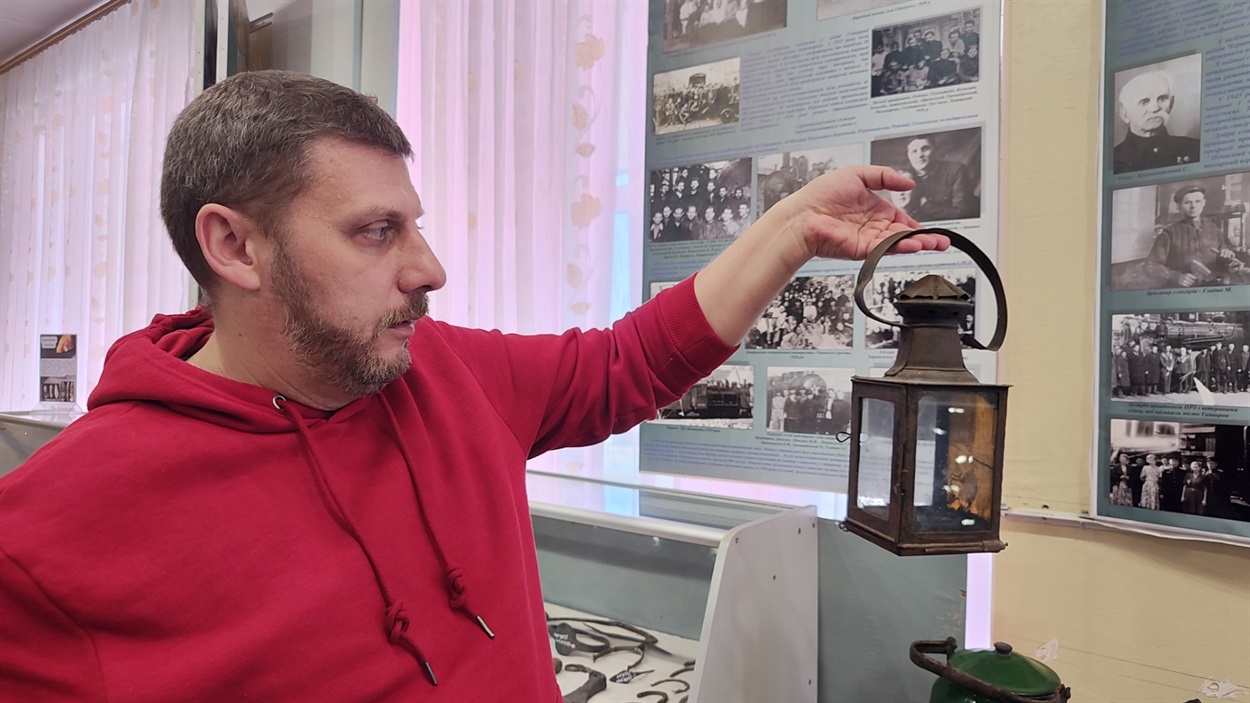 Микола Працьовитий показує старовинний залізничний ліхтар