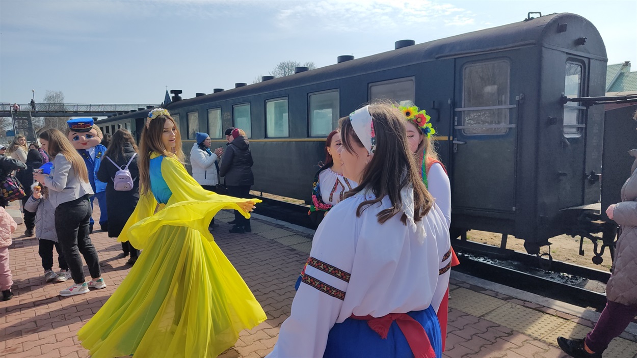 Дівчата співають і танцюють