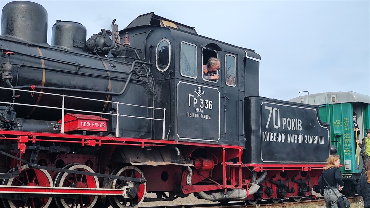 Машиніст у кабіні паротяга