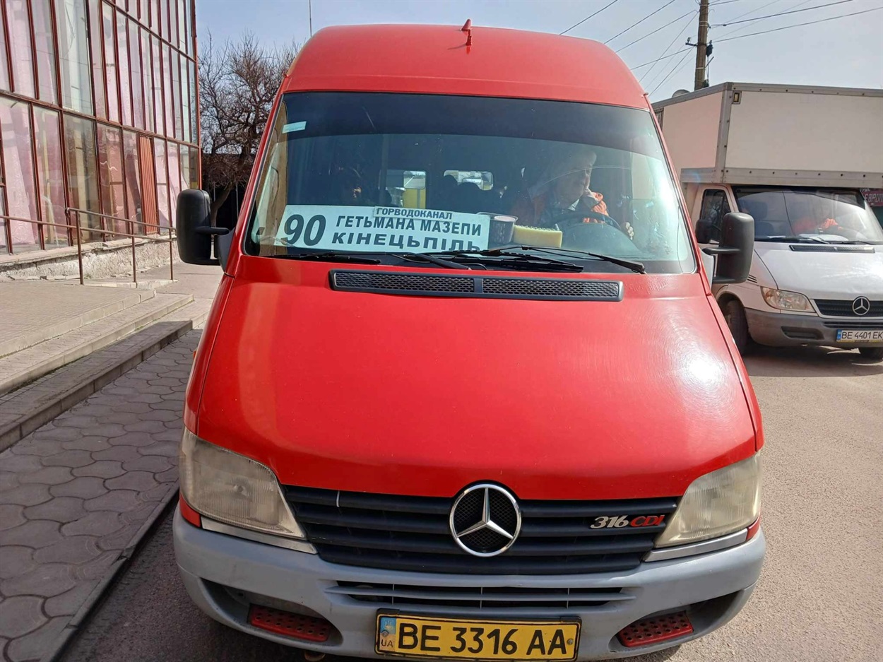 Галина працює водійкою маршрутного автобуса на первомайських місцевих лініях