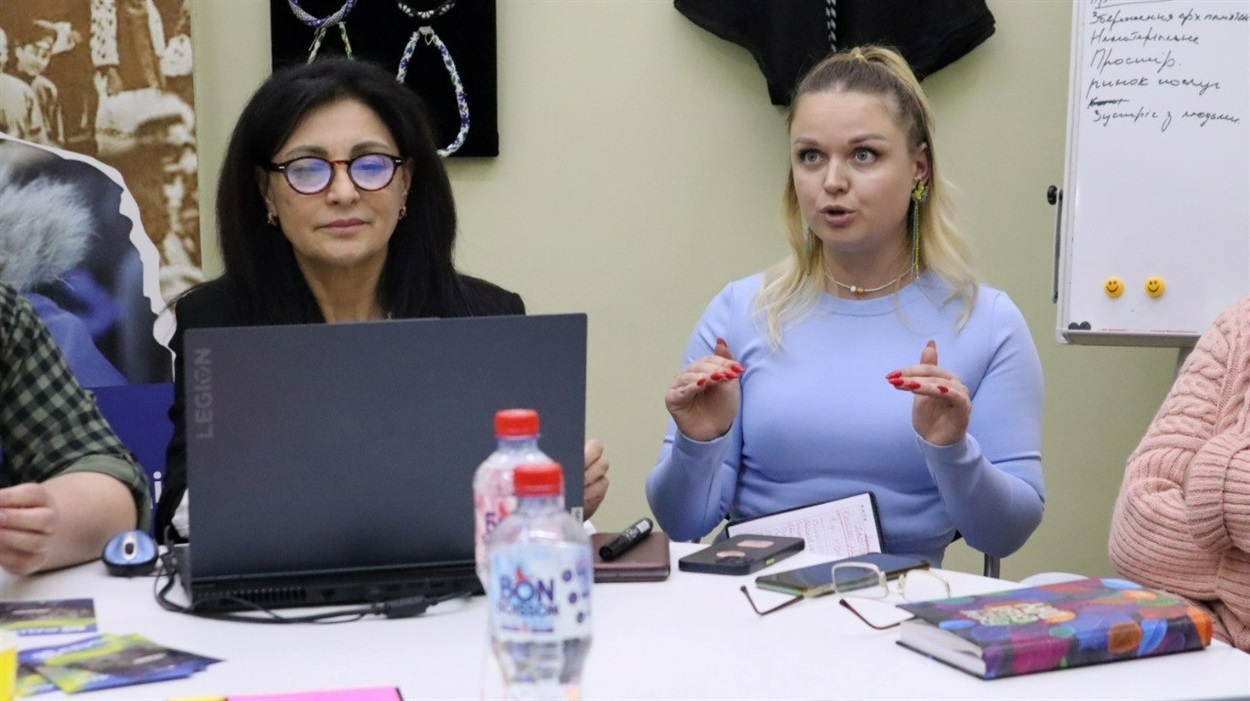 Наталія Клименко та Дарія Бондар на засіданні круглого столу