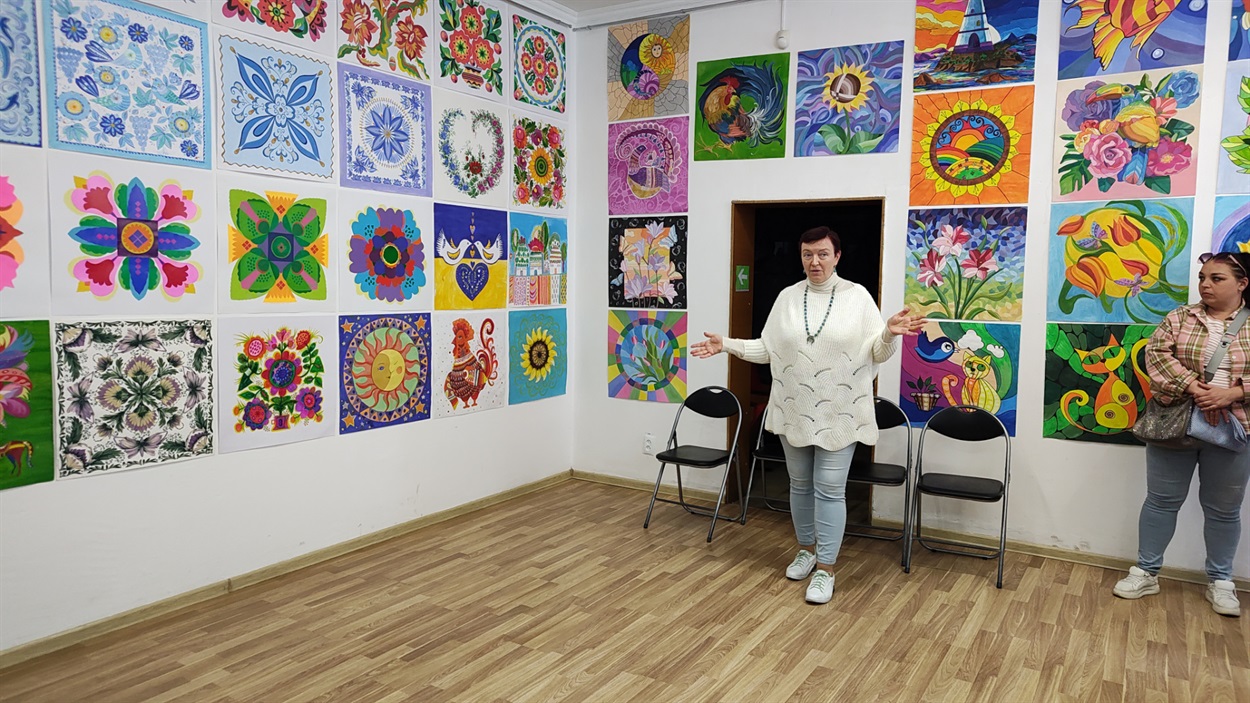 Виступає Олена Красіна