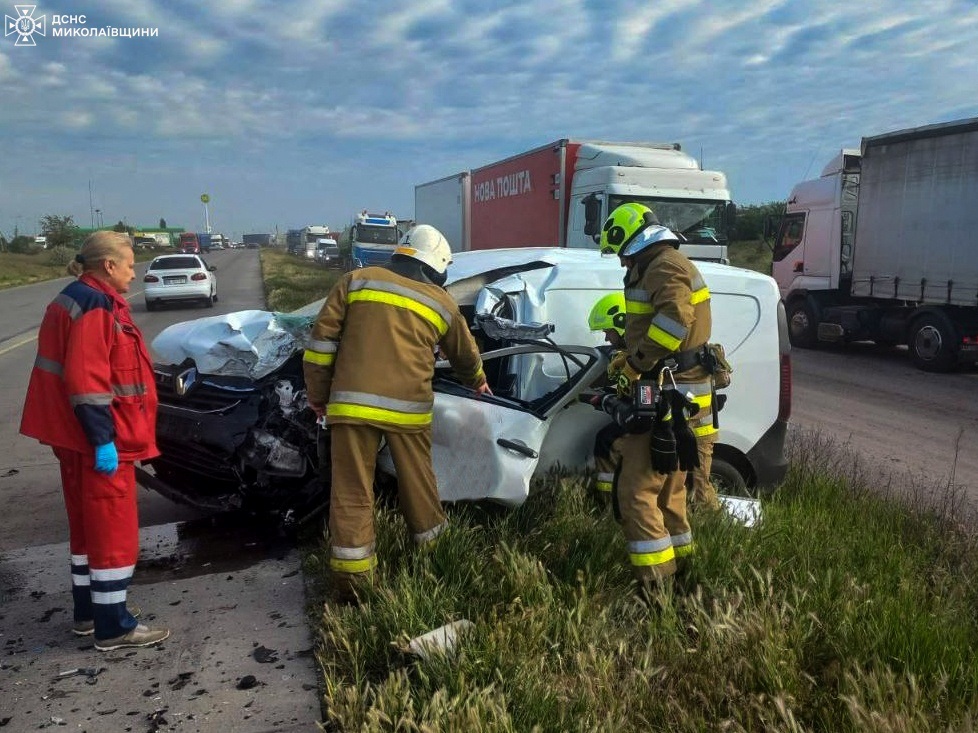 Дорожньо-транспортна пригода за участю легкового автомобіля Renault Kangoo та вантажівки Scania