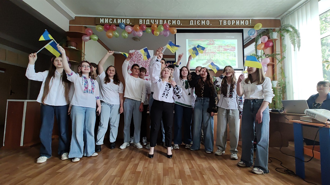 9-класники із прапорами