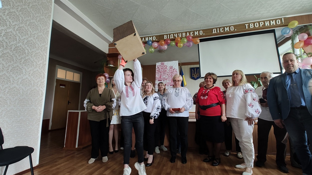 Хор вчителів та кахонниця Fredda