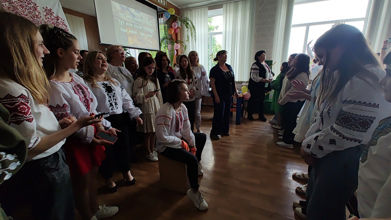 Усі співають разом