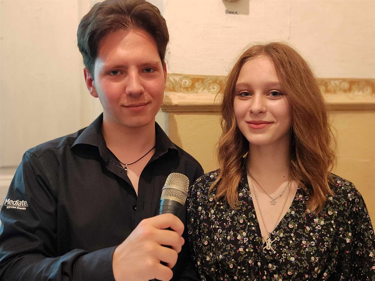 Ведучі Богдан Пахолок та Кароліна Літвіненко ДЮЦНВ