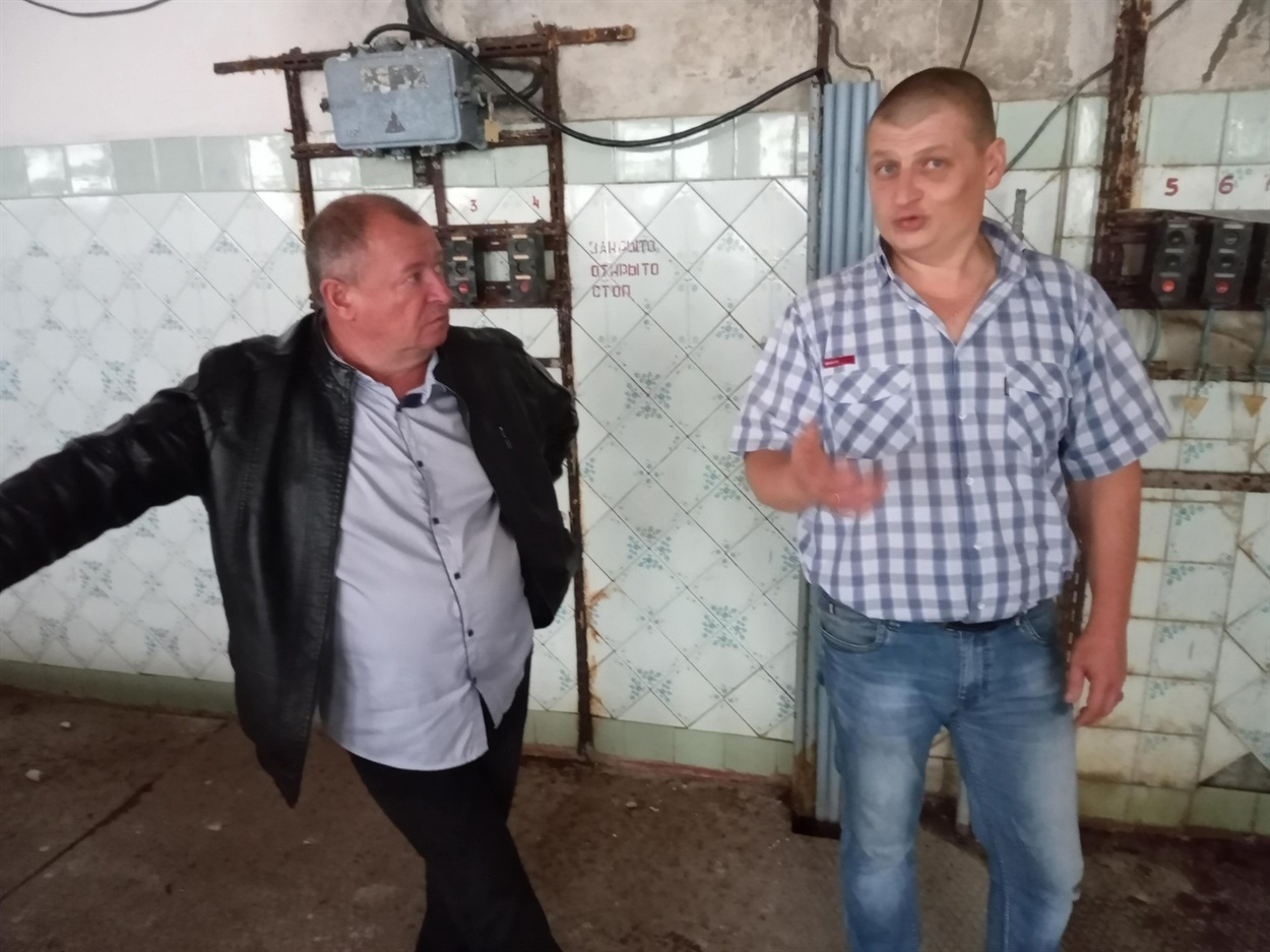 Євген Шевцов (ліворуч) та Денис Пержинський, працівники водоканалу. Світлина 2021 року