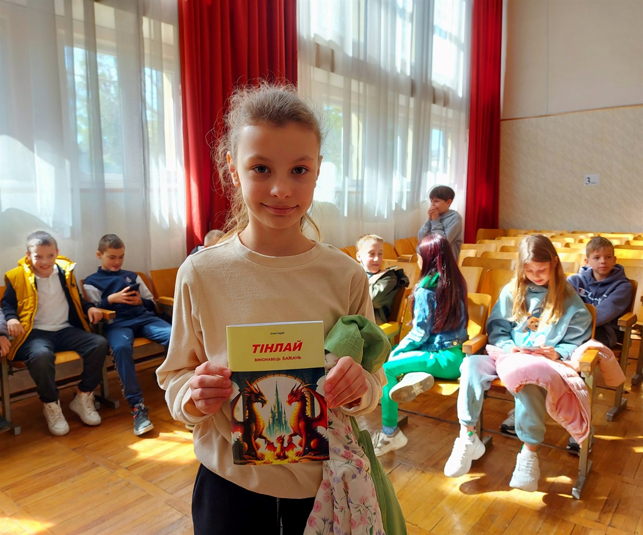 Юна читачка із новою книгою письменниці