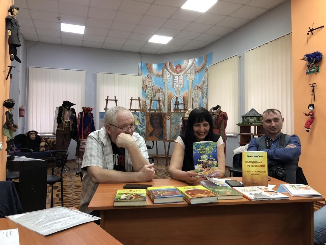 Інна Іщук з книгою загадок про європейські країни