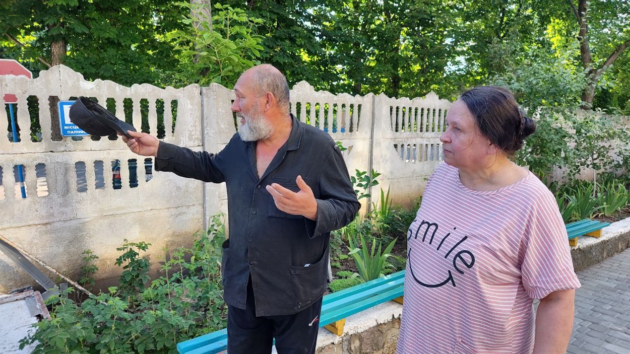 Тетяна Хмара розпитує місцевих мешканців