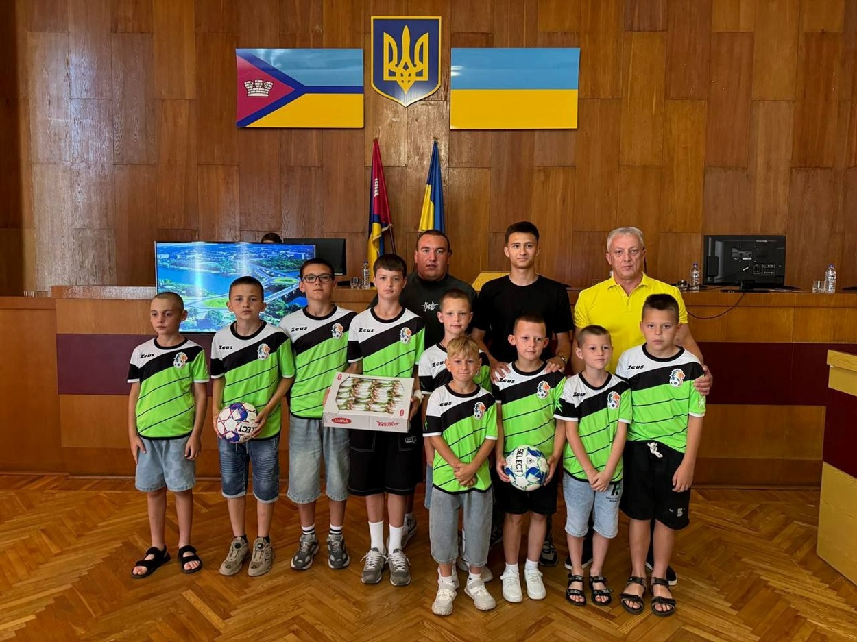 Представники футбольного клубу Victory Первомайськ