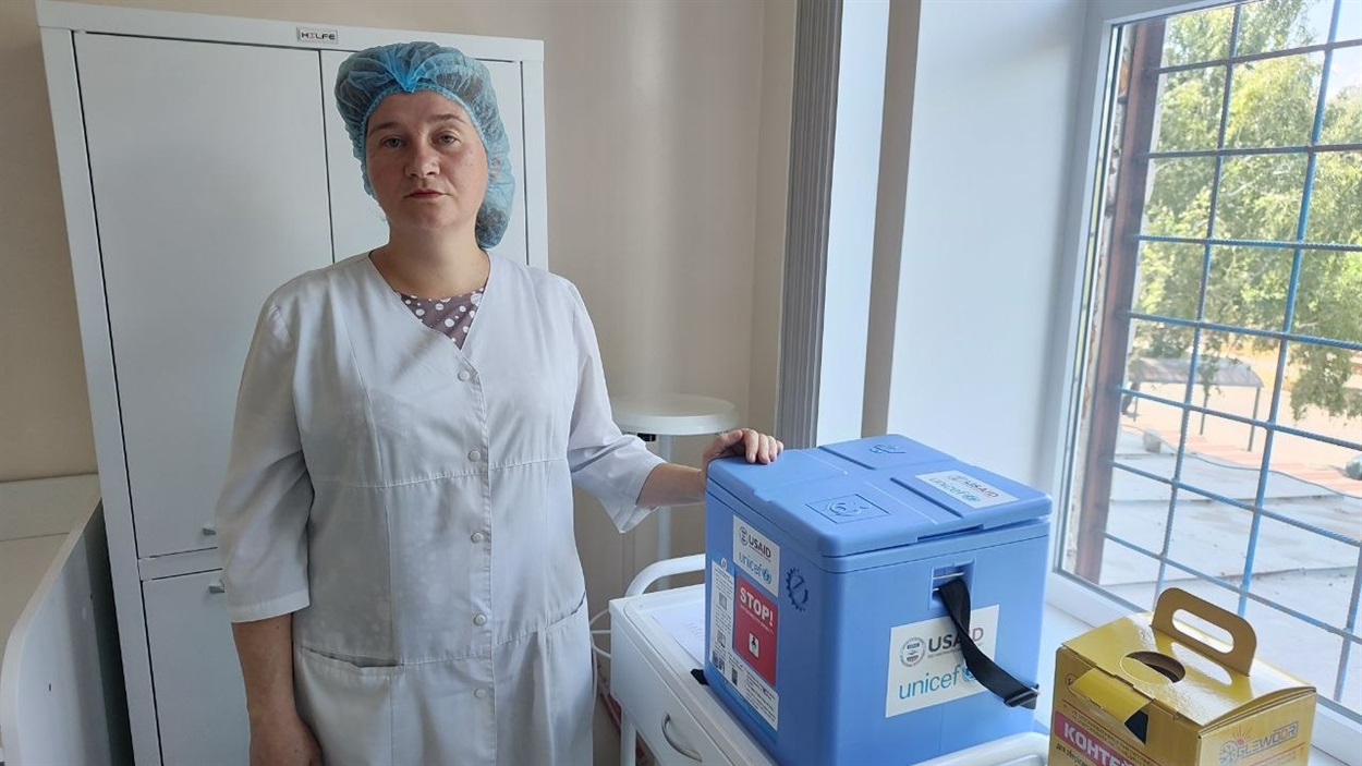 Медична сестра кабінету щеплень Яна Косигіна поряд із термобоксом для тимчасового ( 56 годин ) зберігання вакцини