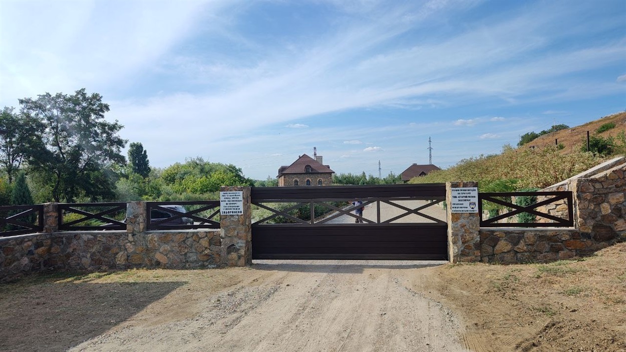 Вхід до Резиденції на водяному млині