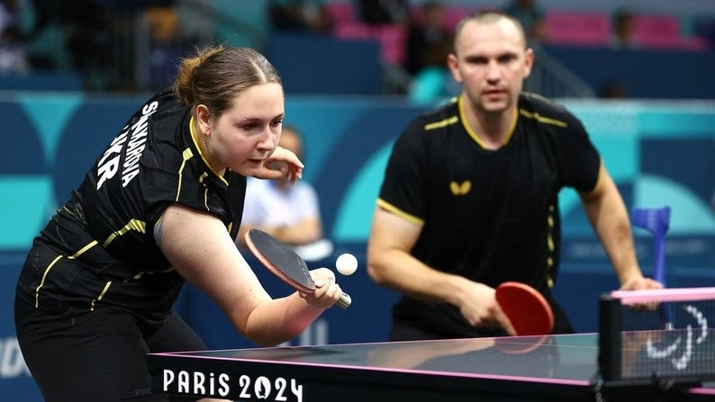 Ірина Шинкарьова та Віктор Дідух під час змагання на Паралімпіаді-2024 у міксті паратенісу.