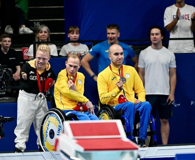 Миколаївський паралімпієць Сергій Паламарчук (праворуч) під час змагань на Паралімпіаді-2024 у Парижі.