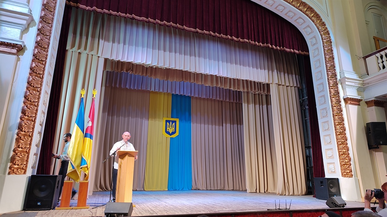 Виступає Сергій Саковський